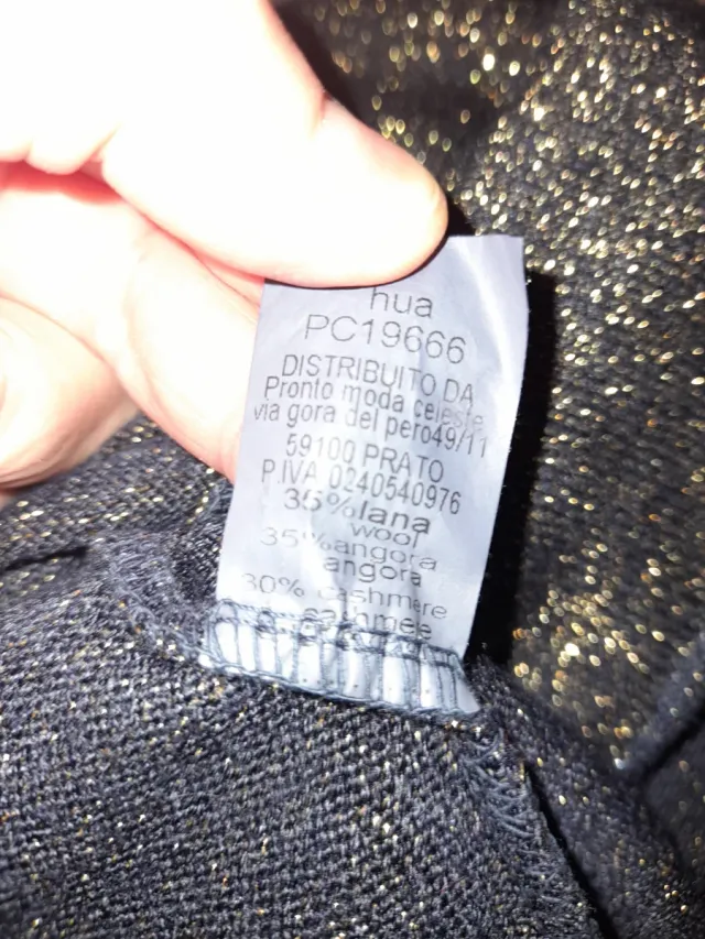 Camiseta brillante negra y dorada