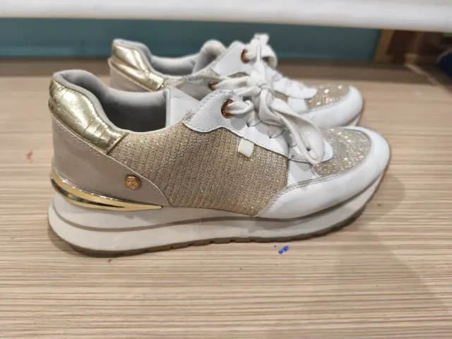 Zapatillas doradas y blancas con glitter