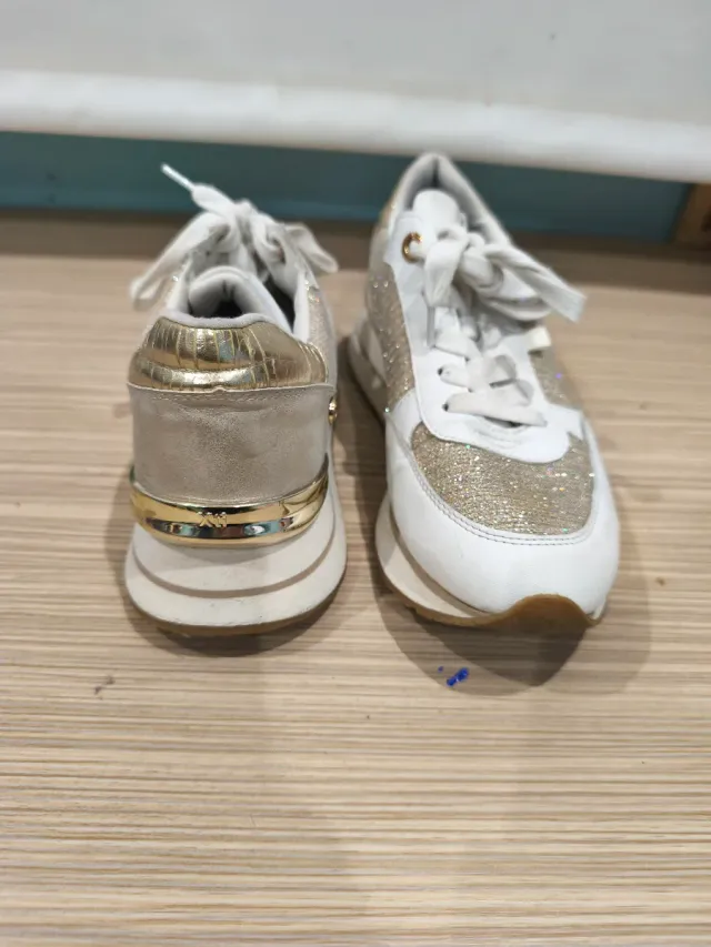 Zapatillas doradas y blancas con glitter