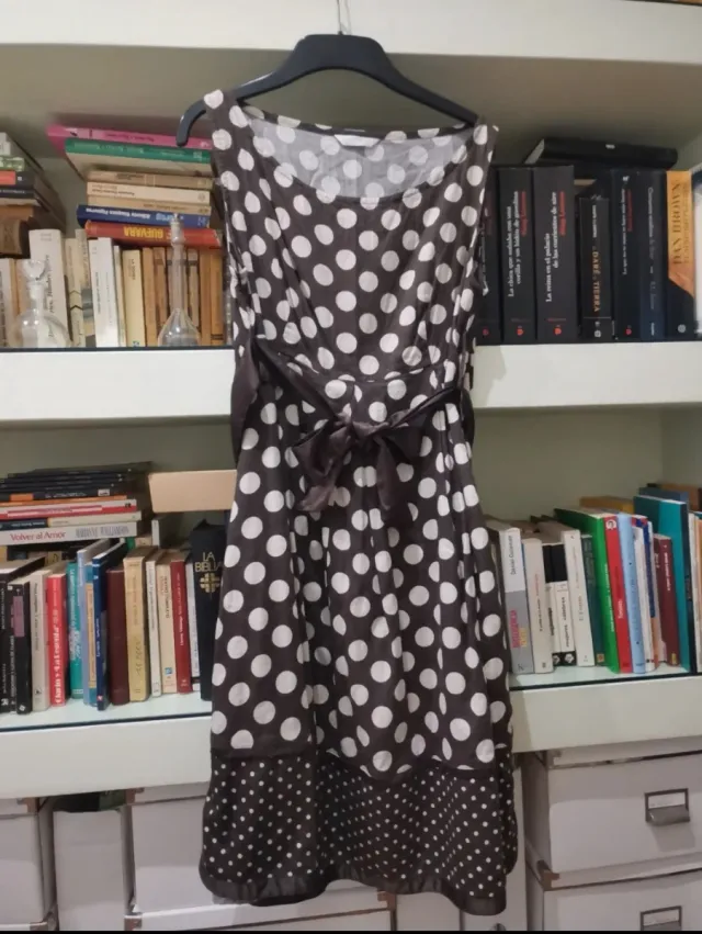 Vestido marrón de topos de Promod