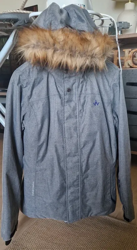 Conjunto de esquí gris con capucha