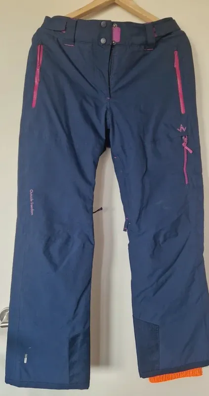 Conjunto de esquí gris con capucha