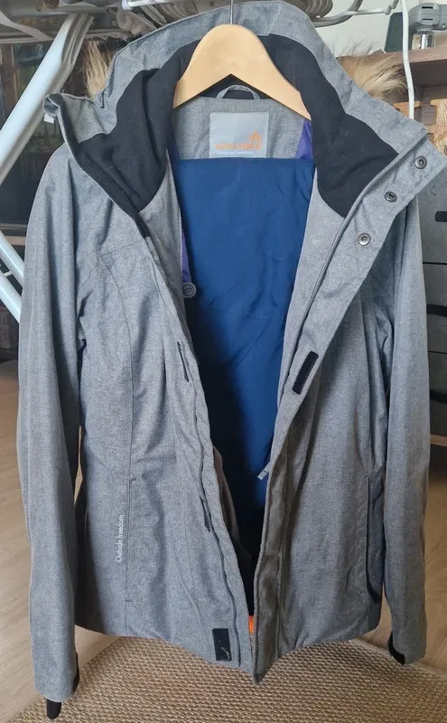 Conjunto de esquí gris con capucha