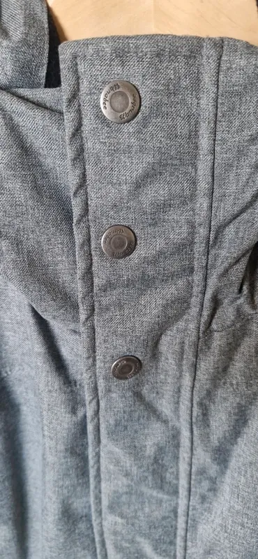 Conjunto de esquí gris con capucha