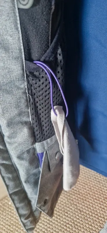 Conjunto de esquí gris con capucha