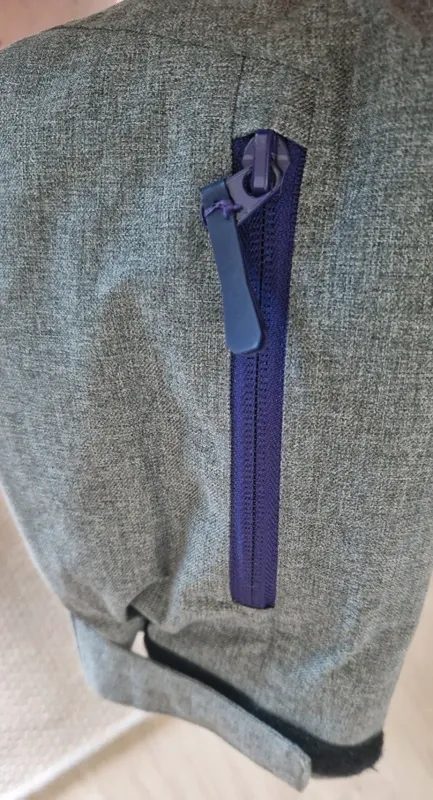 Conjunto de esquí gris con capucha