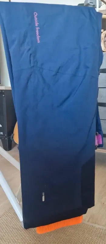 Conjunto de esquí gris con capucha