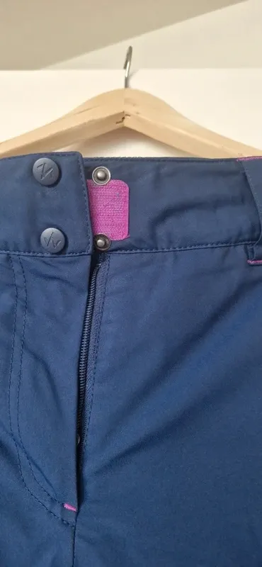 Conjunto de esquí gris con capucha