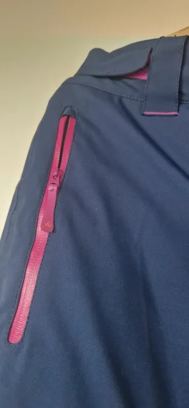 Conjunto de esquí gris con capucha