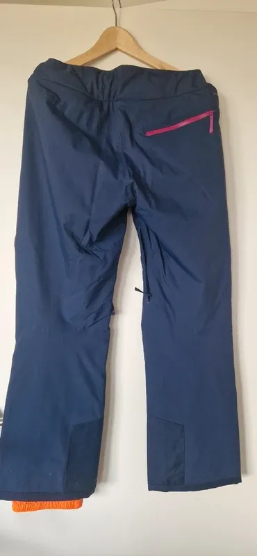 Conjunto de esquí gris con capucha