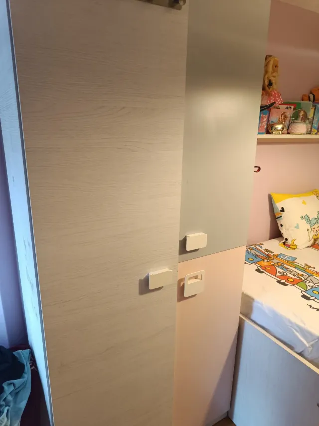 Guardaroba per bambini beige e rosa