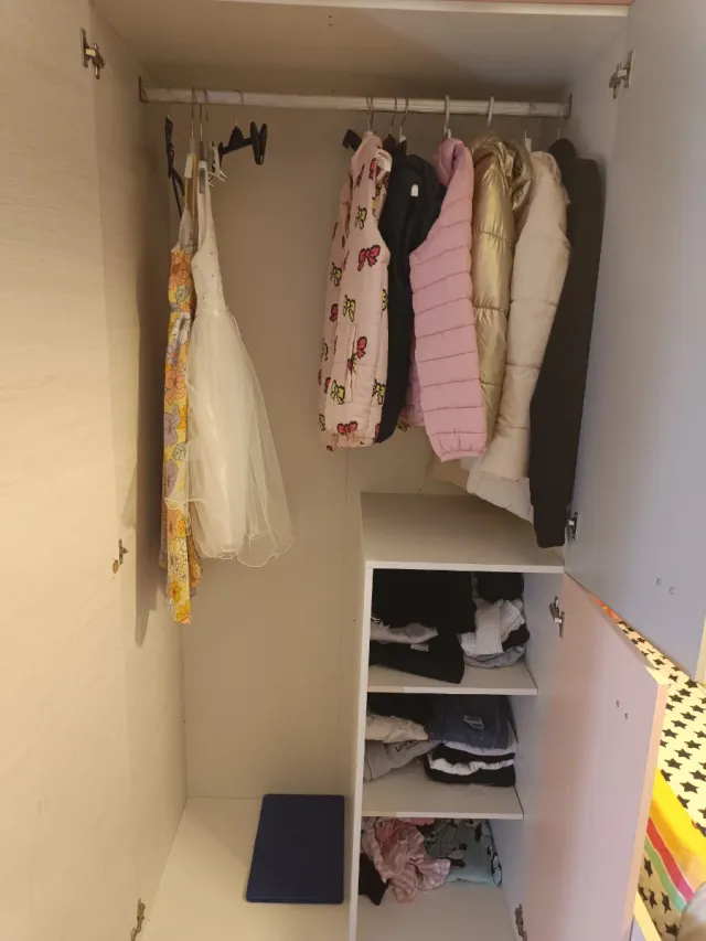 Guardaroba per bambini beige e rosa