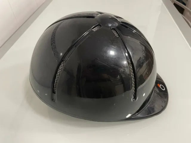 Casco de equitación negro. La talla se ve en foto