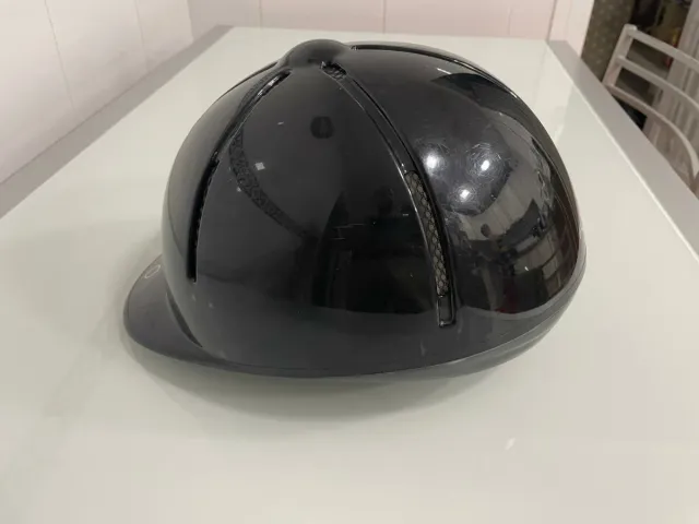 Casco de equitación negro. La talla se ve en foto