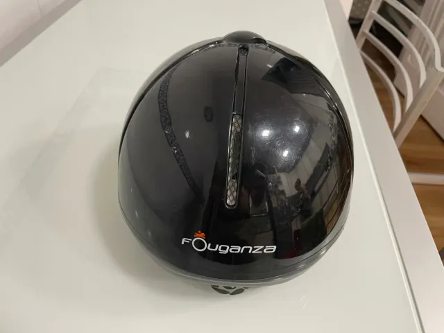 Casco de equitación negro. La talla se ve en foto