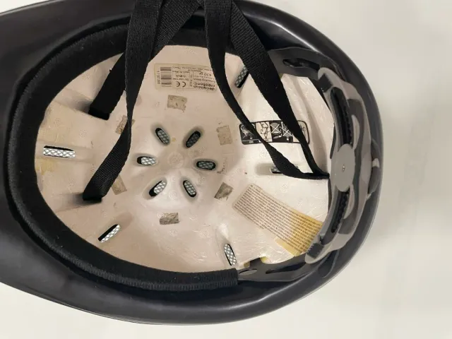 Casco de equitación negro. La talla se ve en foto