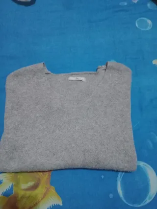 Jersey gris cuello pico