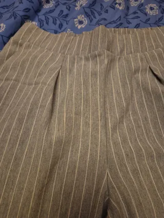 Pantalón Stradivarius pinzas gris Talla M