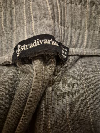 Pantalón Stradivarius pinzas gris Talla M