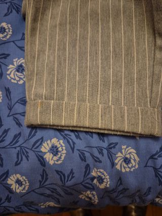 Pantalón Stradivarius pinzas gris Talla M