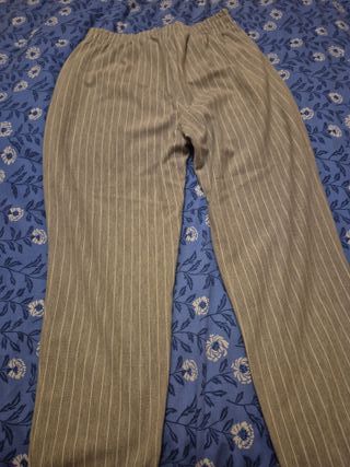 Pantalón Stradivarius pinzas gris Talla M