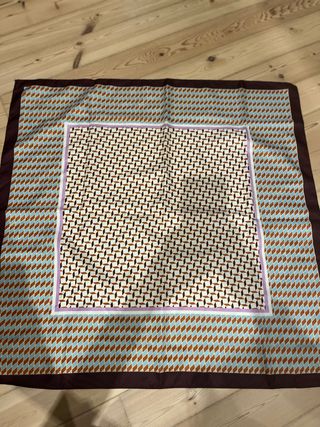 Pañuelo seda Zara estampado geométrico