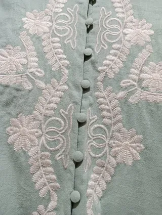 Blusa verde claro bordada mujer
