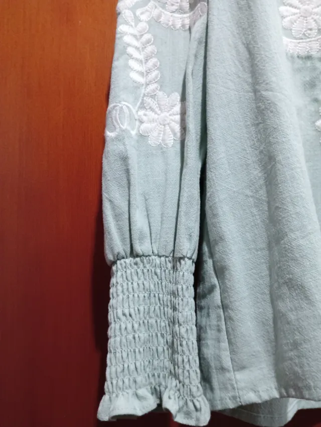 Blusa verde claro bordada mujer