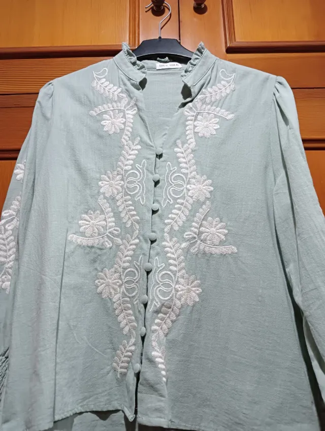 Blusa verde claro bordada mujer