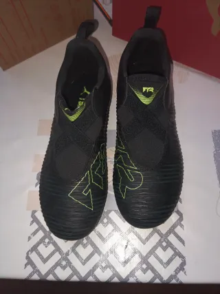 Botas de fútbol Puma niño negras y verdes.Talla 33