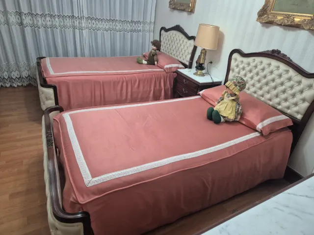 Dormitorio completo con dos camas