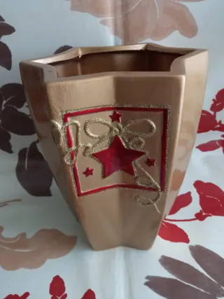 Vaso natalizio oro e rosso a forma di stella