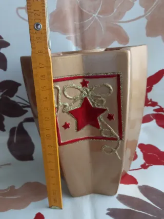Vaso natalizio oro e rosso a forma di stella