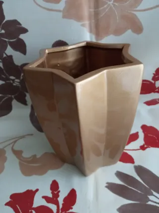 Vaso natalizio oro e rosso a forma di stella