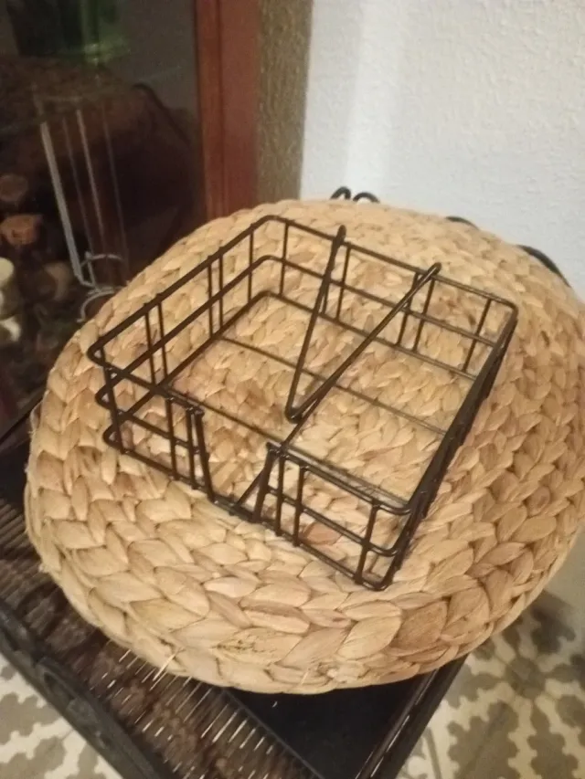 Posaservilletas de metal y mimbre