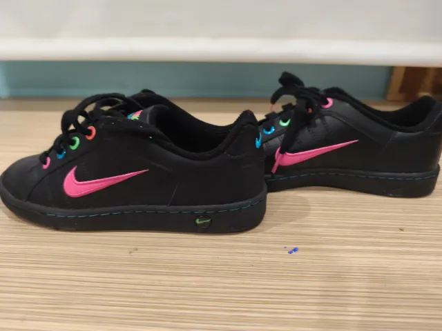 Zapatillas Nike Negras con Detalles Rosas