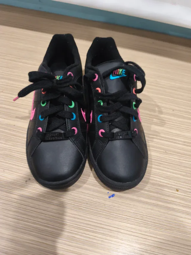 Zapatillas Nike Negras con Detalles Rosas