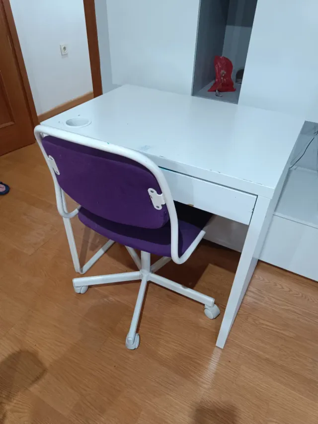 Scrivania bianca con sedia viola