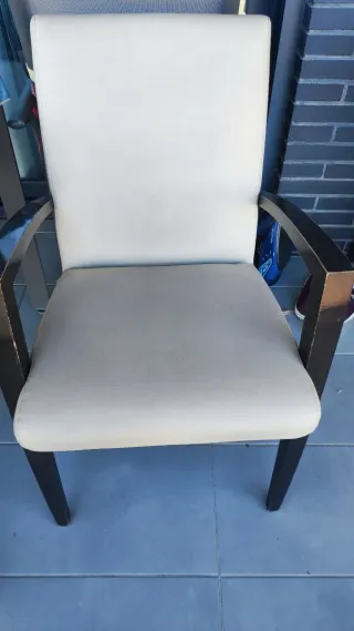 4 Sillones con peposabrazos y patas de madera.