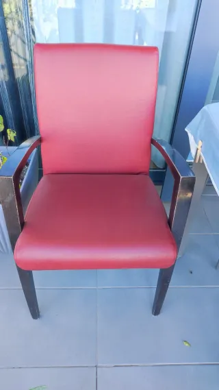 4 Sillones con peposabrazos y patas de madera.