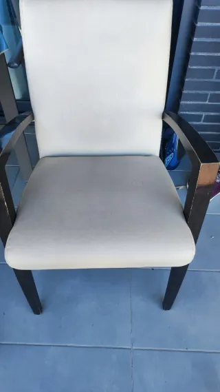 4 Sillones con peposabrazos y patas de madera.