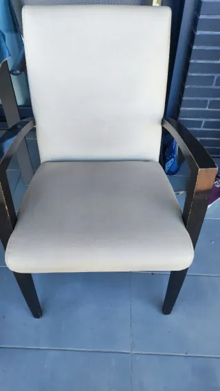 4 Sillones con peposabrazos y patas de madera.