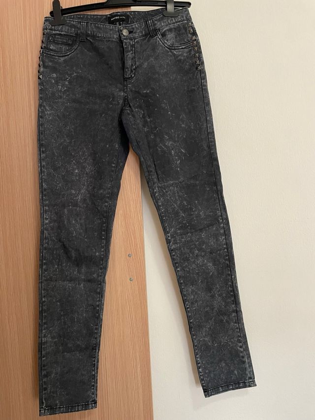 Pantalones grises con tachuelas