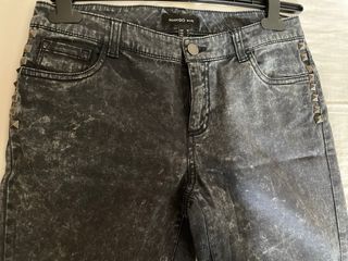 Pantalones grises con tachuelas