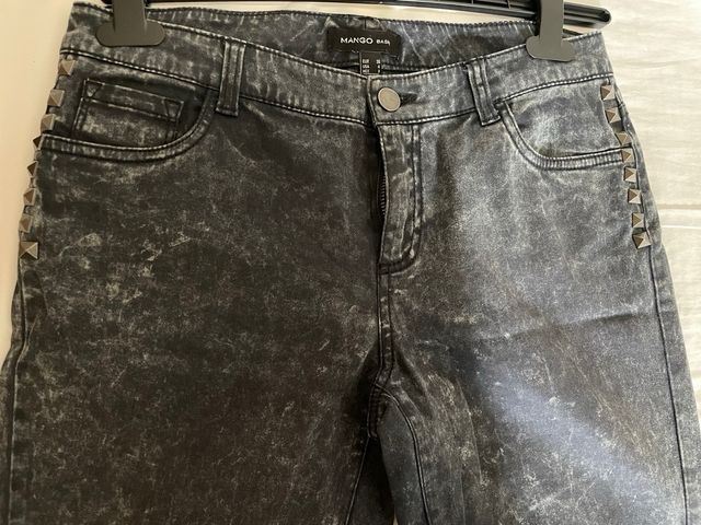 Pantalones grises con tachuelas