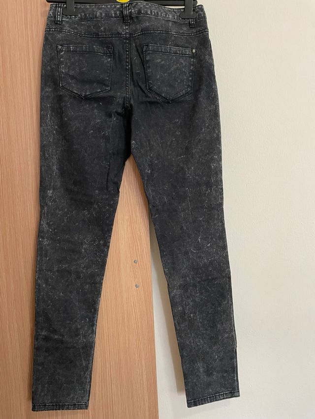 Pantalones grises con tachuelas