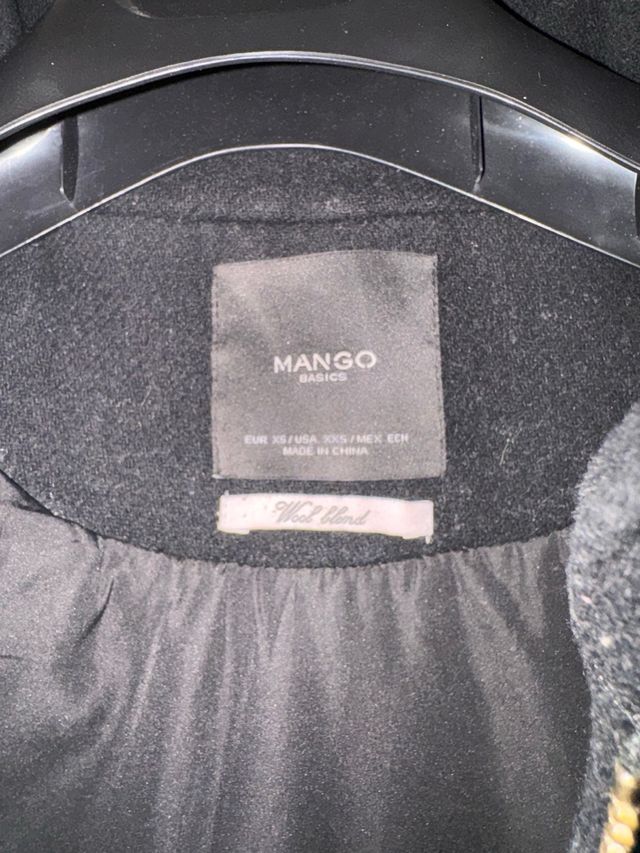 Abrigo negro con capucha y pelo