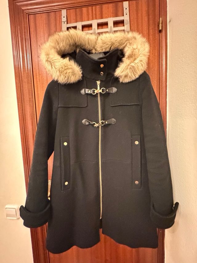 Abrigo negro con capucha y pelo