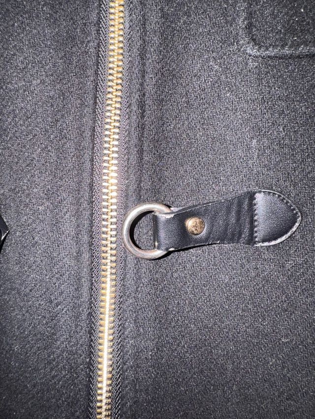 Abrigo negro con capucha y pelo