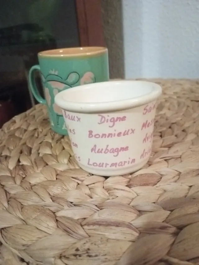 Taza y maceta decoradas